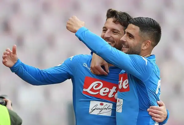 Gli azzurri rispondono alla Juventus grazie alla doppietta di Mertens, che insieme ad una autorete di Mbaye ribalta il vantaggio iniziale di Palacio.