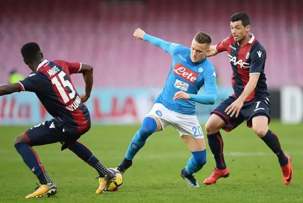 Gli azzurri rispondono alla Juventus grazie alla doppietta di Mertens, che insieme ad una autorete di Mbaye ribalta il vantaggio iniziale di Palacio.