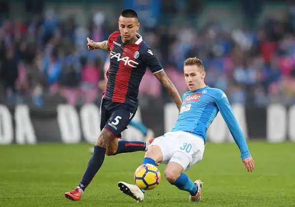 Gli azzurri rispondono alla Juventus grazie alla doppietta di Mertens, che insieme ad una autorete di Mbaye ribalta il vantaggio iniziale di Palacio.