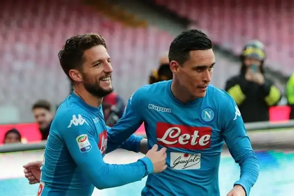 Gli azzurri rispondono alla Juventus grazie alla doppietta di Mertens, che insieme ad una autorete di Mbaye ribalta il vantaggio iniziale di Palacio.