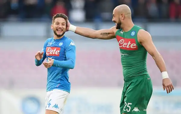Gli azzurri rispondono alla Juventus grazie alla doppietta di Mertens, che insieme ad una autorete di Mbaye ribalta il vantaggio iniziale di Palacio.