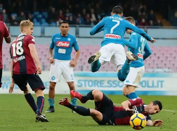 Gli azzurri rispondono alla Juventus grazie alla doppietta di Mertens, che insieme ad una autorete di Mbaye ribalta il vantaggio iniziale di Palacio.
