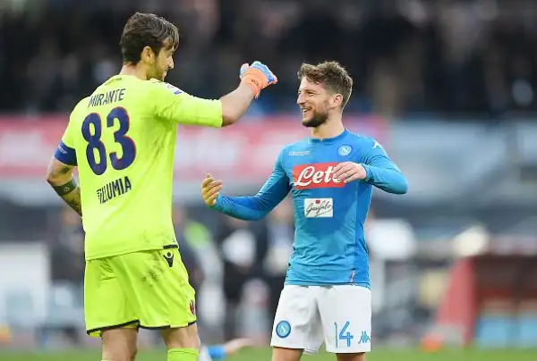 Gli azzurri rispondono alla Juventus grazie alla doppietta di Mertens, che insieme ad una autorete di Mbaye ribalta il vantaggio iniziale di Palacio.