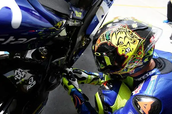 Con la collaborazione di Aldo Drudi, storico disegnatore dei caschi di Rossi, Agv ha sviluppato un'edizione limitata del Pista GP R che riprende fedelmente la livrea del casco indossato nel 1997.