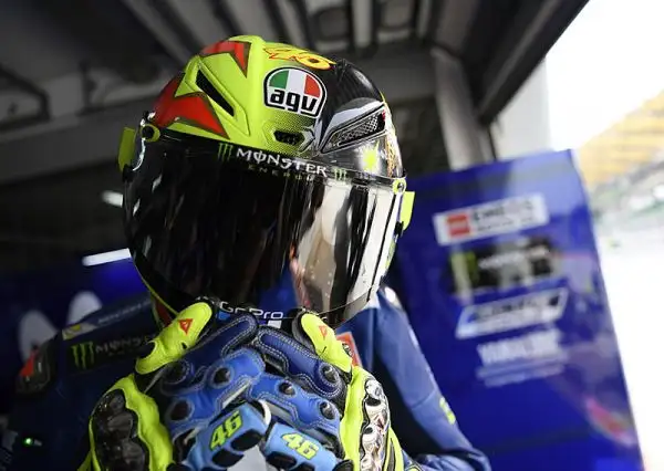 Con la collaborazione di Aldo Drudi, storico disegnatore dei caschi di Rossi, Agv ha sviluppato un'edizione limitata del Pista GP R che riprende fedelmente la livrea del casco indossato nel 1997.