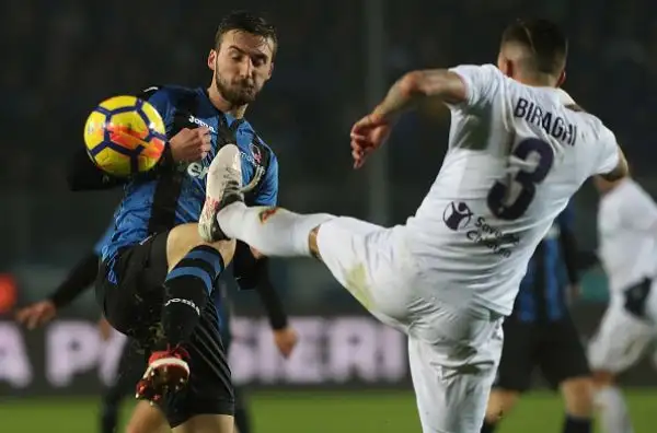 La sfida di Bergamo si decide nel primo tempo, con le reti di Milan Badelj al 16' e il definitivo pareggio di Andrea Petagna a pochi secondi dall'intervallo.