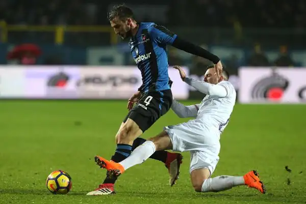 La sfida di Bergamo si decide nel primo tempo, con le reti di Milan Badelj al 16' e il definitivo pareggio di Andrea Petagna a pochi secondi dall'intervallo.