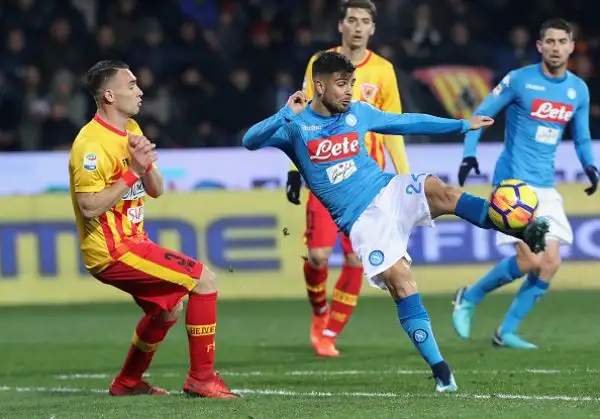 Il Napoli risponde alla Juventus e si riprende la vetta della classifica di serie A superando per 2-0 un buon Benevento nel posticipo testa-coda della ventitreesima giornata di campionato.