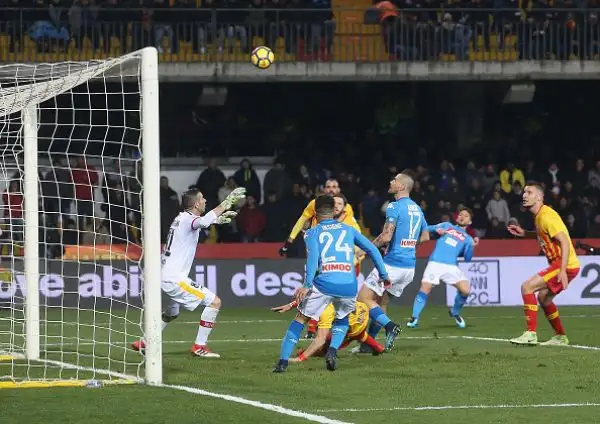 Il Napoli risponde alla Juventus e si riprende la vetta della classifica di serie A superando per 2-0 un buon Benevento nel posticipo testa-coda della ventitreesima giornata di campionato.