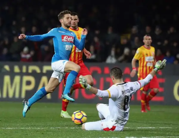 Il Napoli risponde alla Juventus e si riprende la vetta della classifica di serie A superando per 2-0 un buon Benevento nel posticipo testa-coda della ventitreesima giornata di campionato.