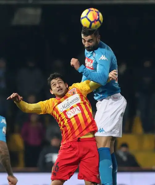 Il Napoli risponde alla Juventus e si riprende la vetta della classifica di serie A superando per 2-0 un buon Benevento nel posticipo testa-coda della ventitreesima giornata di campionato.