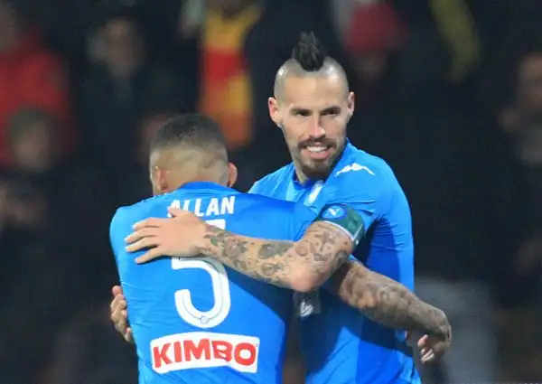 Il Napoli risponde alla Juventus e si riprende la vetta della classifica di serie A superando per 2-0 un buon Benevento nel posticipo testa-coda della ventitreesima giornata di campionato.