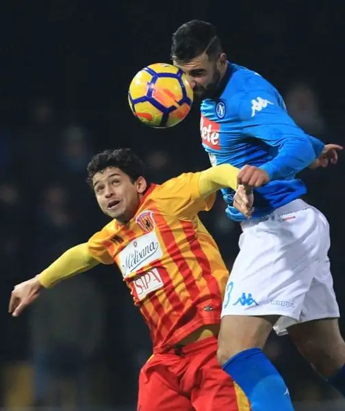 Il Napoli risponde alla Juventus e si riprende la vetta della classifica di serie A superando per 2-0 un buon Benevento nel posticipo testa-coda della ventitreesima giornata di campionato.