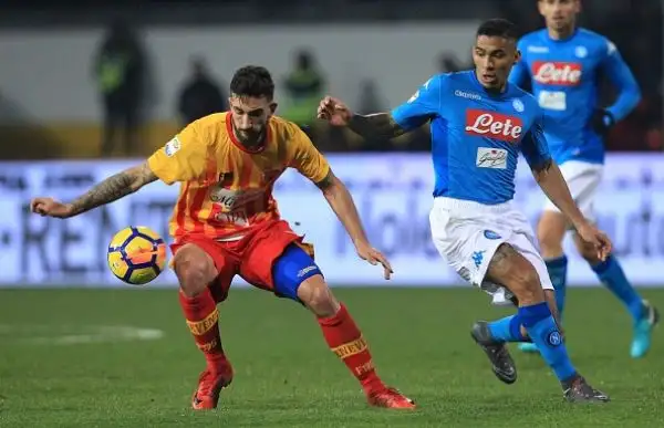 Il Napoli risponde alla Juventus e si riprende la vetta della classifica di serie A superando per 2-0 un buon Benevento nel posticipo testa-coda della ventitreesima giornata di campionato.