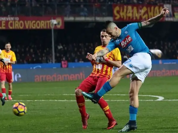 Il Napoli risponde alla Juventus e si riprende la vetta della classifica di serie A superando per 2-0 un buon Benevento nel posticipo testa-coda della ventitreesima giornata di campionato.
