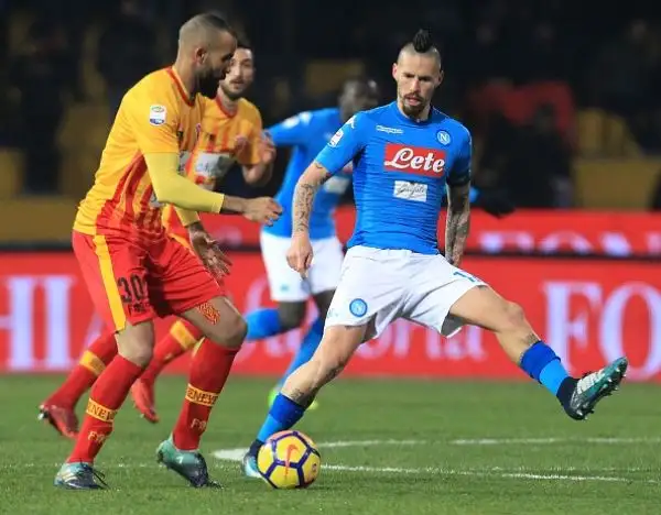 Il Napoli risponde alla Juventus e si riprende la vetta della classifica di serie A superando per 2-0 un buon Benevento nel posticipo testa-coda della ventitreesima giornata di campionato.
