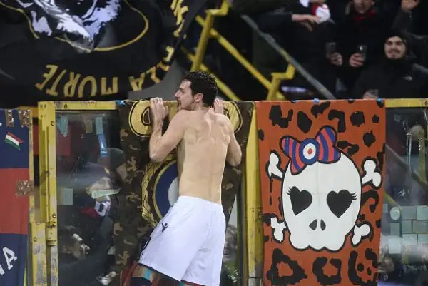 I padroni di casa si aggiudicano una partita non spettacolare e con tanto pressing grazie ad un gol per tempo di Destro e Falletti.