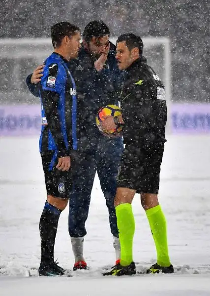 La neve irrompe nella volata scudetto: Juventus-Atalanta rinviata a data da destinarsi a causa di una bufera poco prima del calcio d'inizio.