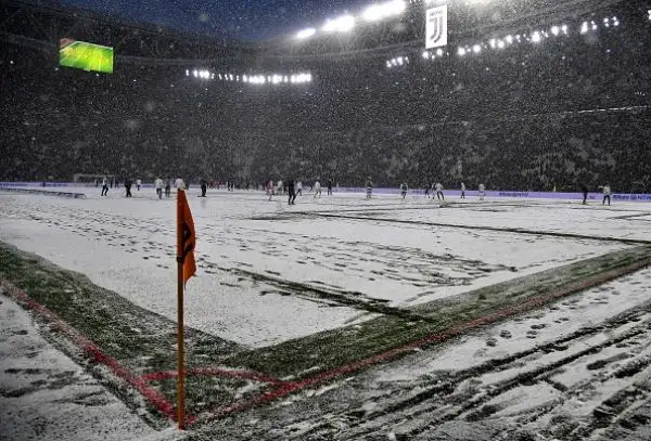 La neve irrompe nella volata scudetto: Juventus-Atalanta rinviata a data da destinarsi a causa di una bufera poco prima del calcio d'inizio.