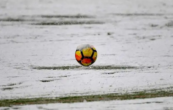 La neve irrompe nella volata scudetto: Juventus-Atalanta rinviata a data da destinarsi a causa di una bufera poco prima del calcio d'inizio.