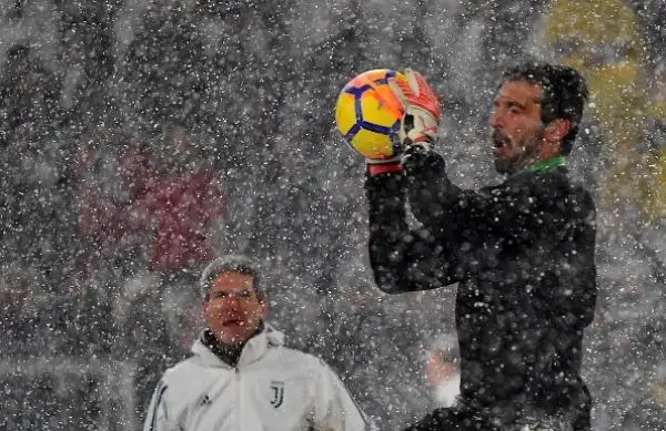 La neve irrompe nella volata scudetto: Juventus-Atalanta rinviata a data da destinarsi a causa di una bufera poco prima del calcio d'inizio.