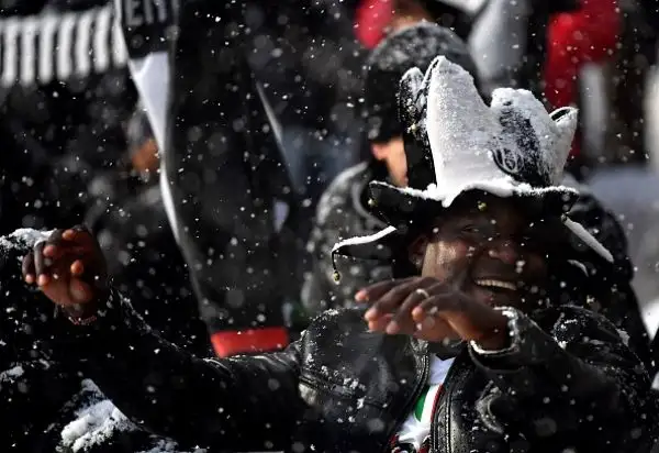 La neve irrompe nella volata scudetto: Juventus-Atalanta rinviata a data da destinarsi a causa di una bufera poco prima del calcio d'inizio.