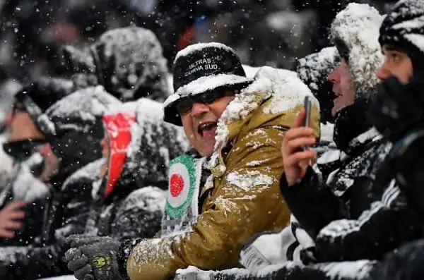 La neve irrompe nella volata scudetto: Juventus-Atalanta rinviata a data da destinarsi a causa di una bufera poco prima del calcio d'inizio.