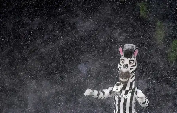 La neve irrompe nella volata scudetto: Juventus-Atalanta rinviata a data da destinarsi a causa di una bufera poco prima del calcio d'inizio.