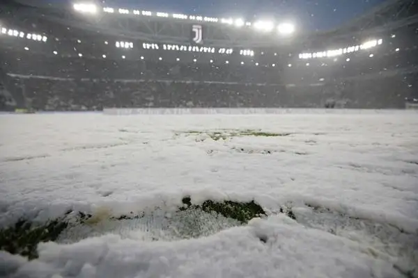 La neve irrompe nella volata scudetto: Juventus-Atalanta rinviata a data da destinarsi a causa di una bufera poco prima del calcio d'inizio.