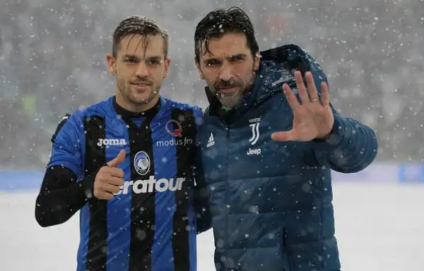 La neve irrompe nella volata scudetto: Juventus-Atalanta rinviata a data da destinarsi a causa di una bufera poco prima del calcio d'inizio.