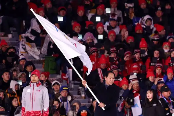 Fuochi d'artificio, balli e la classica sfilata delle delegazioni nella cerimonia di chiusura dei Giochi. Arianna Fontana è stata portata in trionfo, Carolina Kostner portabandiera azzurra.