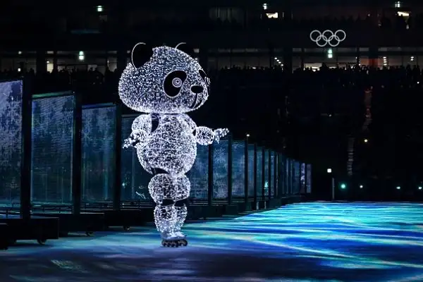 Fuochi d'artificio, balli e la classica sfilata delle delegazioni nella cerimonia di chiusura dei Giochi. Arianna Fontana è stata portata in trionfo, Carolina Kostner portabandiera azzurra.