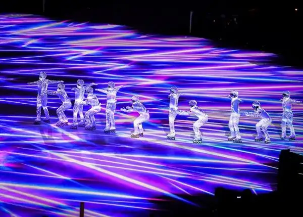 Fuochi d'artificio, balli e la classica sfilata delle delegazioni nella cerimonia di chiusura dei Giochi. Arianna Fontana è stata portata in trionfo, Carolina Kostner portabandiera azzurra.