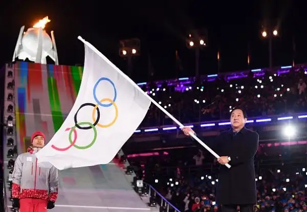 Fuochi d'artificio, balli e la classica sfilata delle delegazioni nella cerimonia di chiusura dei Giochi. Arianna Fontana è stata portata in trionfo, Carolina Kostner portabandiera azzurra.