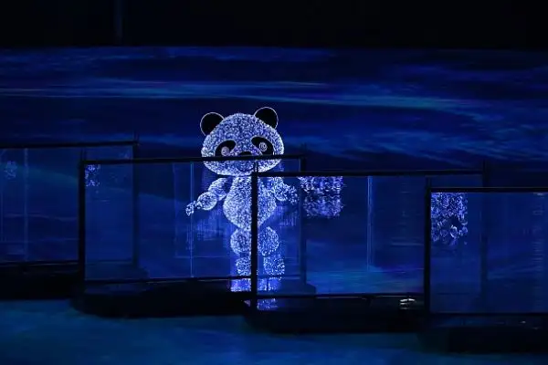 Fuochi d'artificio, balli e la classica sfilata delle delegazioni nella cerimonia di chiusura dei Giochi. Arianna Fontana è stata portata in trionfo, Carolina Kostner portabandiera azzurra.