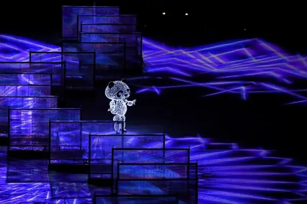 Fuochi d'artificio, balli e la classica sfilata delle delegazioni nella cerimonia di chiusura dei Giochi. Arianna Fontana è stata portata in trionfo, Carolina Kostner portabandiera azzurra.