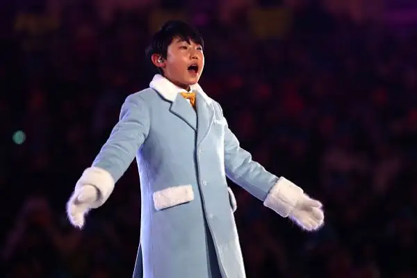 Fuochi d'artificio, balli e la classica sfilata delle delegazioni nella cerimonia di chiusura dei Giochi. Arianna Fontana è stata portata in trionfo, Carolina Kostner portabandiera azzurra.