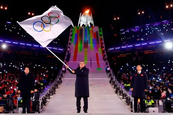 Fuochi d'artificio, balli e la classica sfilata delle delegazioni nella cerimonia di chiusura dei Giochi. Arianna Fontana è stata portata in trionfo, Carolina Kostner portabandiera azzurra.