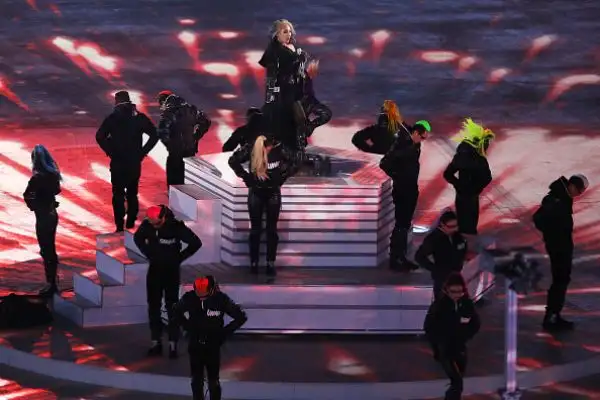 Fuochi d'artificio, balli e la classica sfilata delle delegazioni nella cerimonia di chiusura dei Giochi. Arianna Fontana è stata portata in trionfo, Carolina Kostner portabandiera azzurra.
