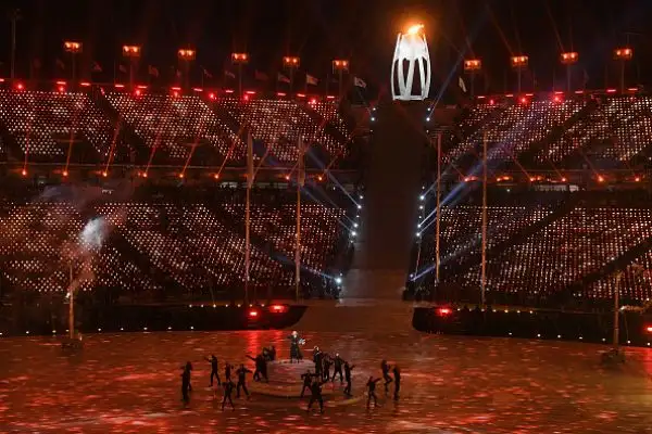 Fuochi d'artificio, balli e la classica sfilata delle delegazioni nella cerimonia di chiusura dei Giochi. Arianna Fontana è stata portata in trionfo, Carolina Kostner portabandiera azzurra.
