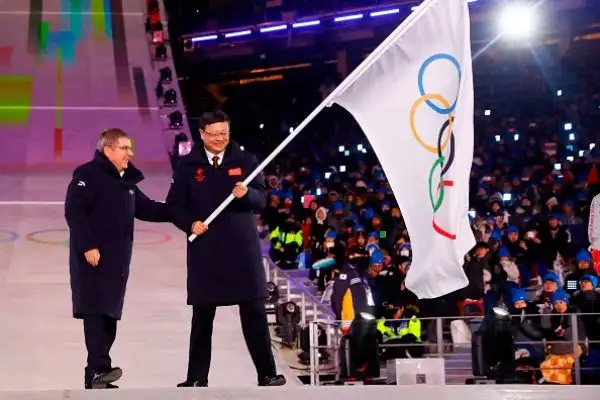 Fuochi d'artificio, balli e la classica sfilata delle delegazioni nella cerimonia di chiusura dei Giochi. Arianna Fontana è stata portata in trionfo, Carolina Kostner portabandiera azzurra.