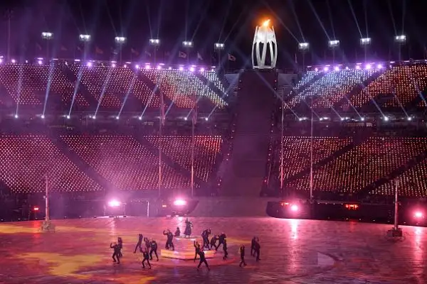 Fuochi d'artificio, balli e la classica sfilata delle delegazioni nella cerimonia di chiusura dei Giochi. Arianna Fontana è stata portata in trionfo, Carolina Kostner portabandiera azzurra.