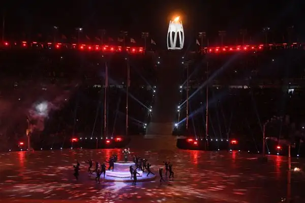 Fuochi d'artificio, balli e la classica sfilata delle delegazioni nella cerimonia di chiusura dei Giochi. Arianna Fontana è stata portata in trionfo, Carolina Kostner portabandiera azzurra.