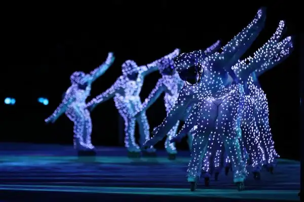 Fuochi d'artificio, balli e la classica sfilata delle delegazioni nella cerimonia di chiusura dei Giochi. Arianna Fontana è stata portata in trionfo, Carolina Kostner portabandiera azzurra.