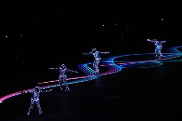 Fuochi d'artificio, balli e la classica sfilata delle delegazioni nella cerimonia di chiusura dei Giochi. Arianna Fontana è stata portata in trionfo, Carolina Kostner portabandiera azzurra.