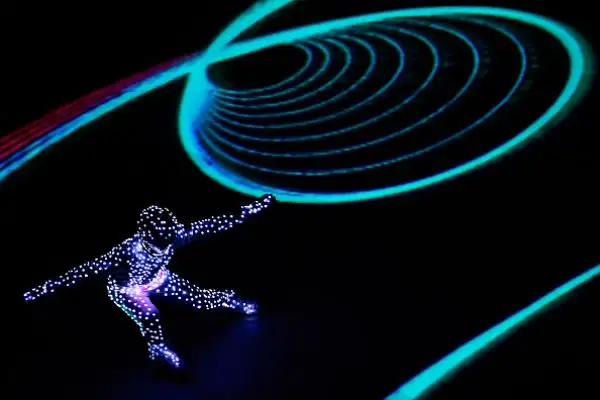 Fuochi d'artificio, balli e la classica sfilata delle delegazioni nella cerimonia di chiusura dei Giochi. Arianna Fontana è stata portata in trionfo, Carolina Kostner portabandiera azzurra.