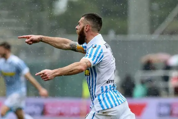 Blitz esterno pesantissimo della Spal che vince a Crotone una gara vibrante con i gol di Antenucci, Simic e Paloschi.