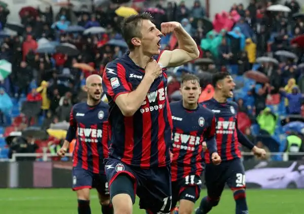 Blitz esterno pesantissimo della Spal che vince a Crotone una gara vibrante con i gol di Antenucci, Simic e Paloschi.