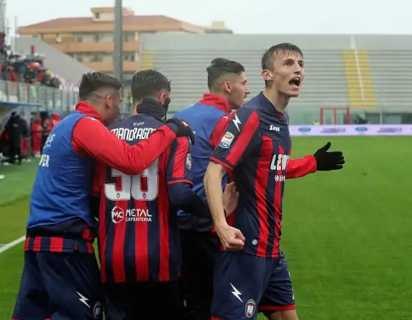 Blitz esterno pesantissimo della Spal che vince a Crotone una gara vibrante con i gol di Antenucci, Simic e Paloschi.