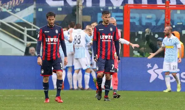 Blitz esterno pesantissimo della Spal che vince a Crotone una gara vibrante con i gol di Antenucci, Simic e Paloschi.